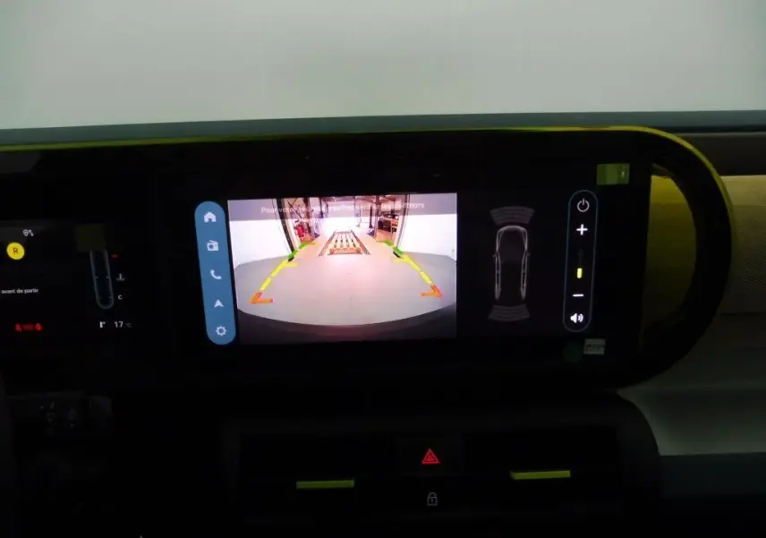 Écran central de la Fiat Grande Panda 2025 affichant la caméra de recul avec guidage dynamique en intérieur.