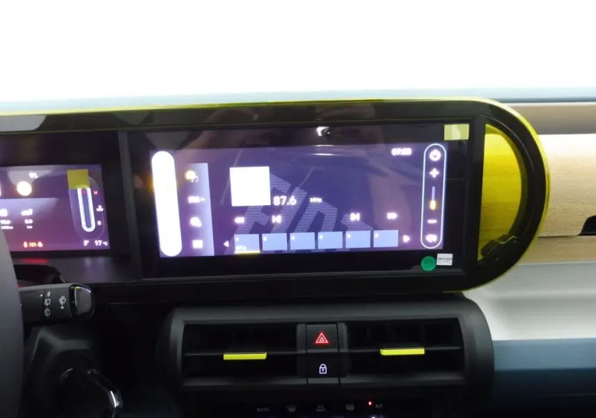 Écran tactile central et tableau de bord de la Fiat Grande Panda 1.2 Hybrid 2025 en bronze luna, intérieur moderne avec touches jaunes.