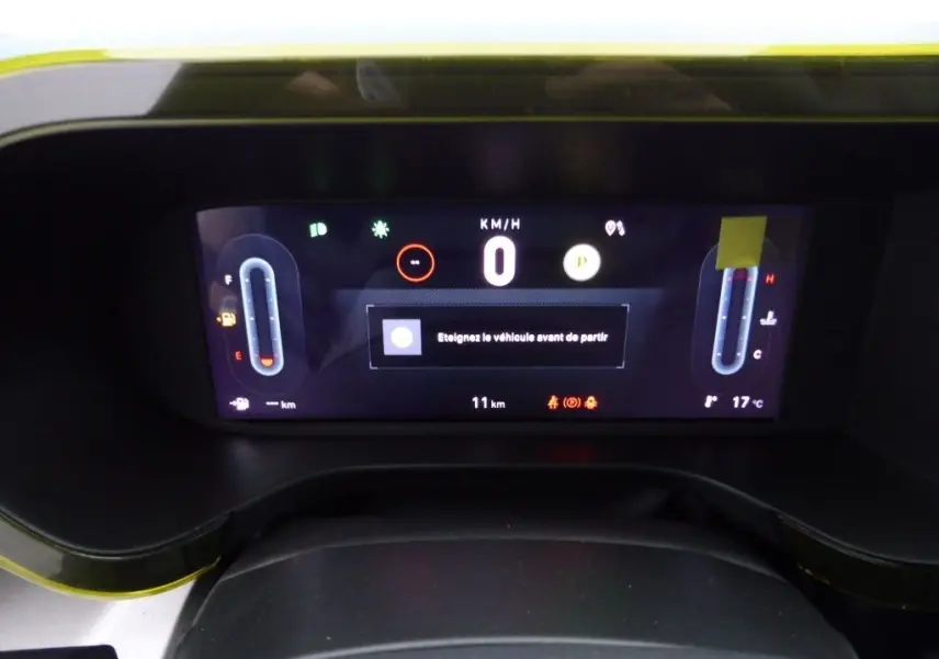 Tableau de bord numérique de la Fiat Grande Panda 2025, affichant la vitesse à 0 km/h et la température extérieure à 17°C.