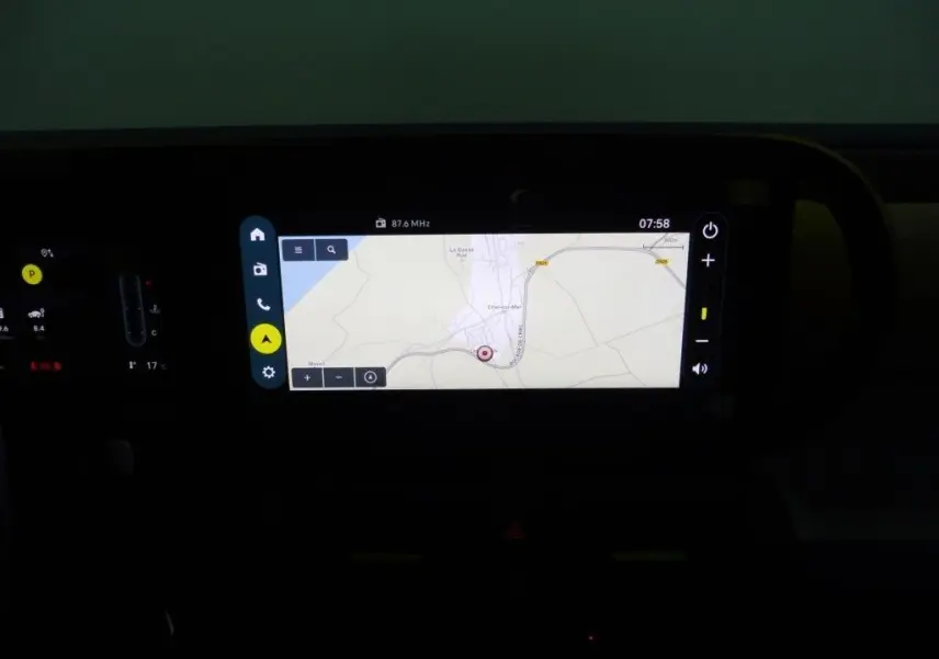 Écran tactile central affichant la navigation GPS dans l'habitacle sombre d'une Fiat Grande Panda 2025.
