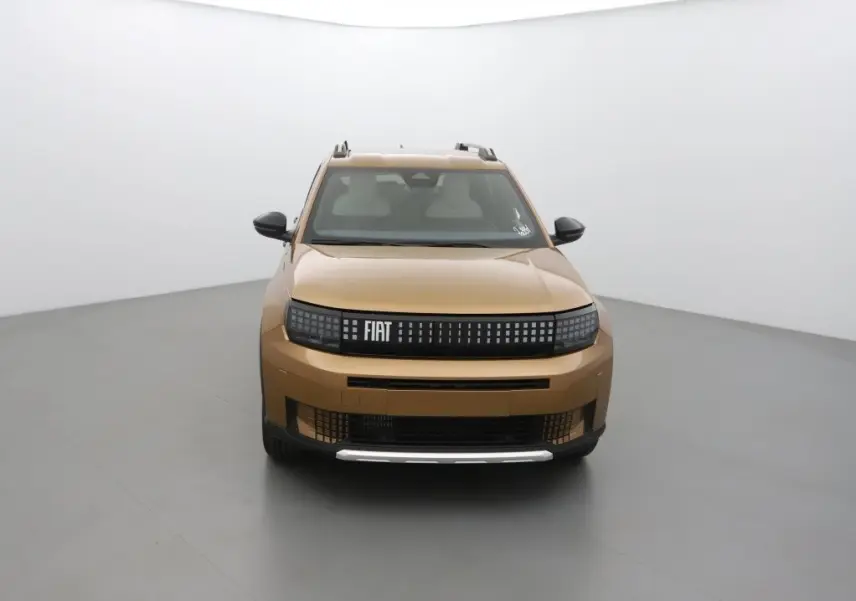 Vue frontale d'une Fiat Grande Panda 2025 en bronze luna avec calandre pixelisée et barres de toit noires.