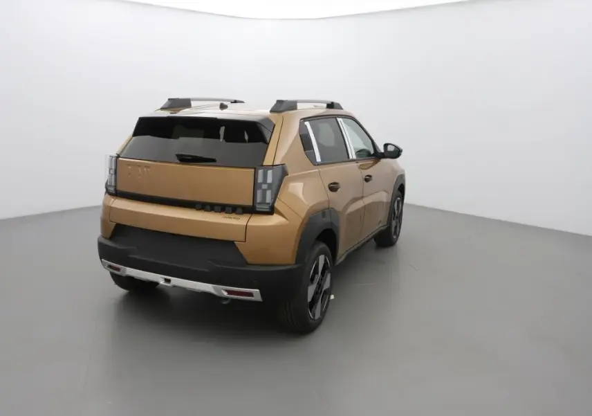 Vue 3/4 arrière droite d'une FIAT Grande Panda 2025 en bronze luna avec toit noir et barres de toit noires.
