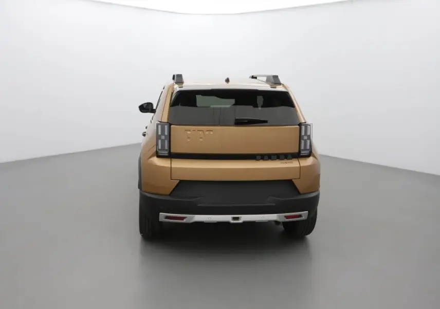 Vue arrière d'une FIAT Grande Panda 2025 en bronze luna avec feux arrière carrés et toit équipé de barres de toit.