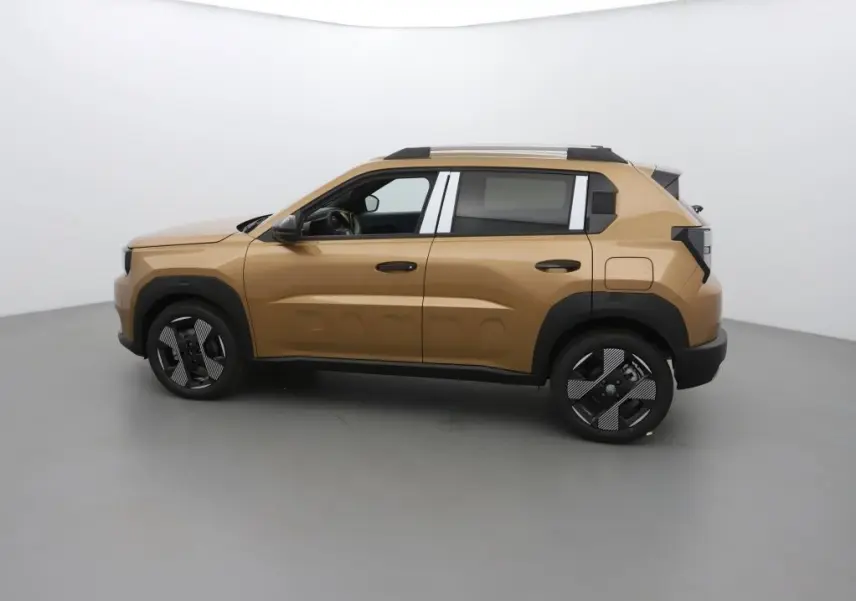 Profil côté gauche de la FIAT Grande Panda 1.2 Hybrid 2025 en bronze luna avec jantes noires et toit ouvrant.