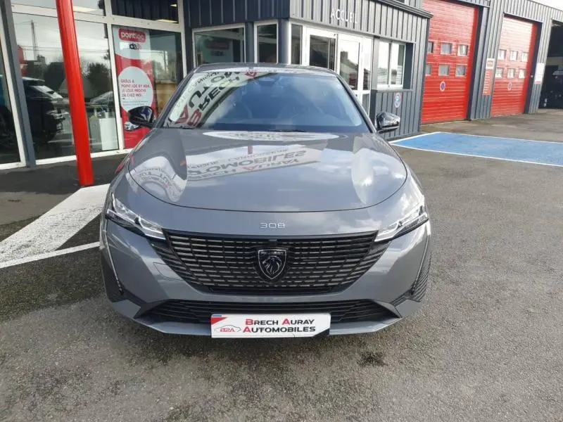 Peugeot 308 gris Sélénium vue de face, mettant en valeur sa calandre noire et ses phares LED fins.