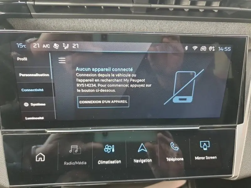 Écran tactile central de la Peugeot 308 2024 affichant le menu connectivité avec options multimédia et navigation.