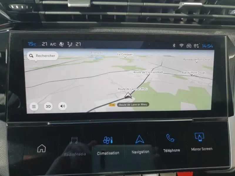 Écran tactile central de navigation de la Peugeot 308 2024, affichant une carte routière en mode jour.