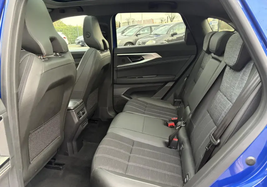 Vue intérieure côté droit de la banquette arrière grise et noire du Renault Austral E-Tech Bleu Iron avec porte ouverte.