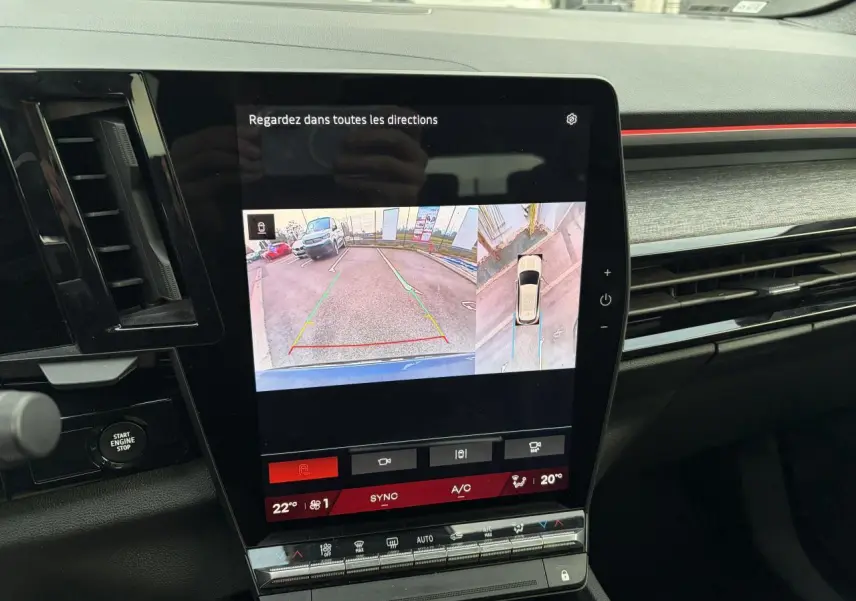 Vue rapprochée de l’écran central du Renault Austral E-Tech affichant la caméra 360° et l’aide au stationnement.