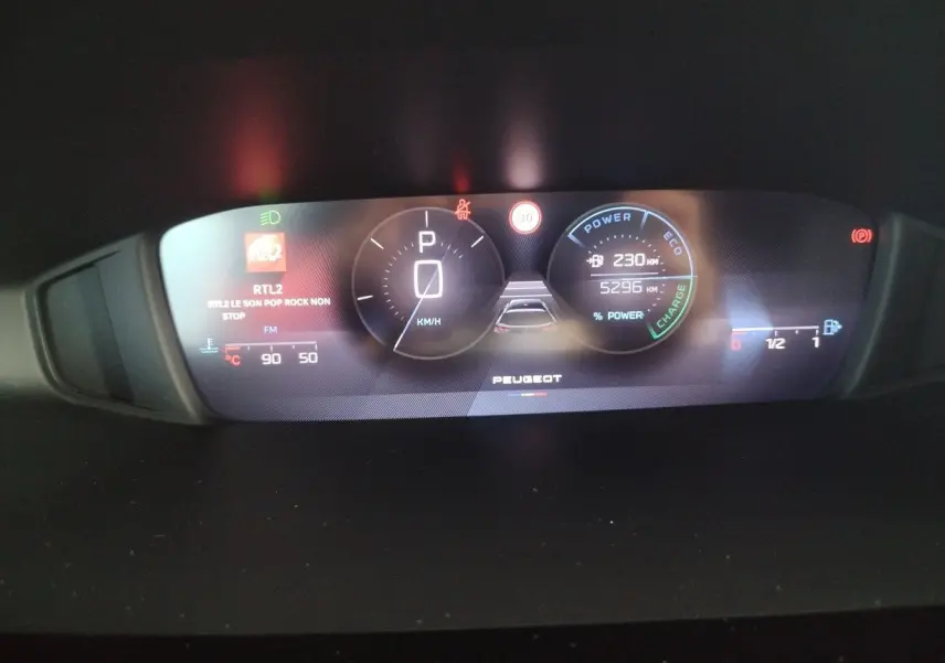 Tableau de bord numérique de Peugeot 308 SW Hybrid 145 e-DCS6 Allure affichant vitesse, autonomie et informations de conduite.