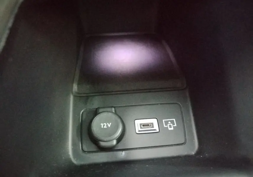 Prise 12V et port USB-C dans le compartiment central du Peugeot 308 SW Hybrid 145 e-DCS6 Allure gris Artense.