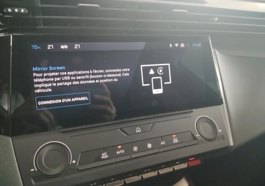 Écran tactile central du tableau de bord de la Peugeot 308 SW Hybrid 145, affichant la fonction Mirror Screen.