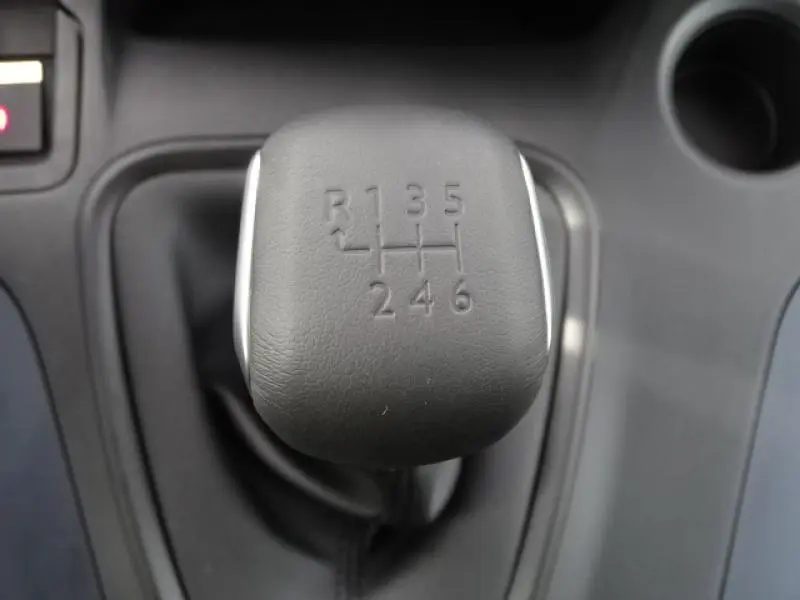 Le levier de vitesse manuel noir du Peugeot Rifter 2019 en gros plan, montrant les six rapports et la marche arrière.