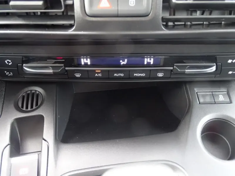 Gros plan sur la console centrale du Peugeot Rifter 2019, montrant la climatisation automatique bi-zone et les commandes tactiles.