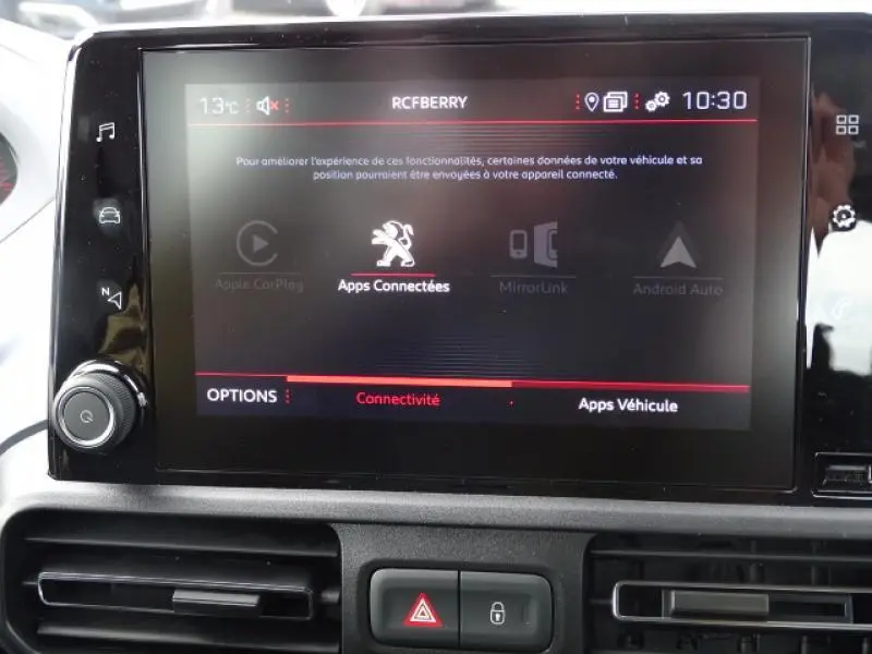 Écran tactile central du PEUGEOT RIFTER 2019 avec interface connectée et commandes de climatisation visibles en dessous