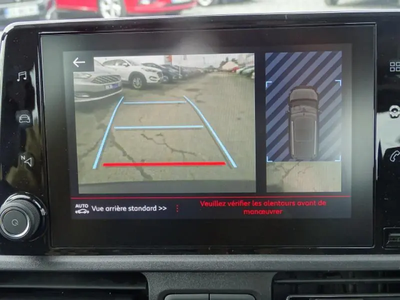 Écran tactile du PEUGEOT RIFTER 2019 montrant la caméra de recul avec lignes de guidage et vue 360° du véhicule gris Artense
