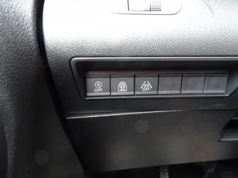 Gros plan sur les boutons de commande noirs du tableau de bord du Peugeot Rifter gris Artense 2019, version Allure.