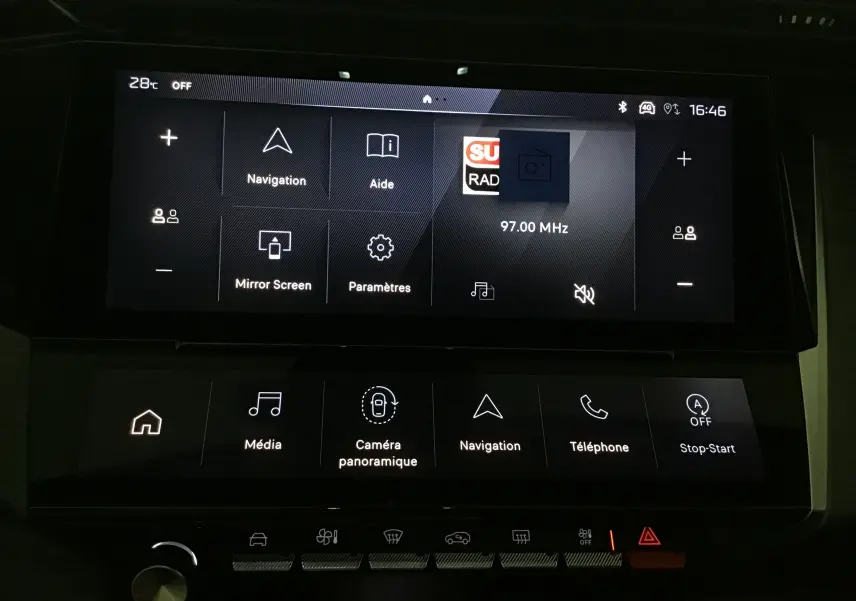 Écran tactile central de la Peugeot 308 2025 blanc Okenite, affichant les options navigation et caméra panoramique.