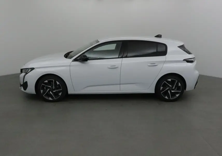 Profil côté gauche d'une Peugeot 308 blanche Okenite 2025 avec jantes noires et vitres teintées.