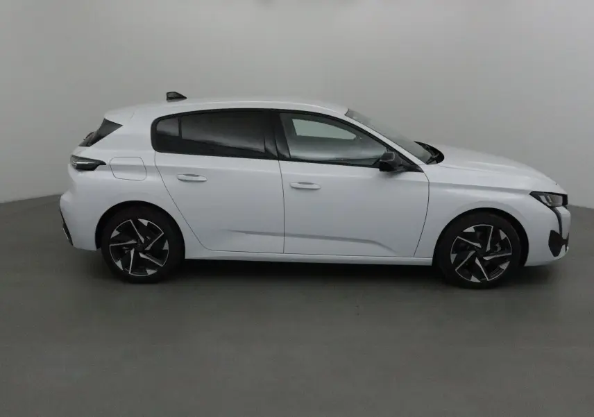 Profil côté droit d'une Peugeot 308 blanche Okenite 2025 avec jantes alliage et vitres teintées.