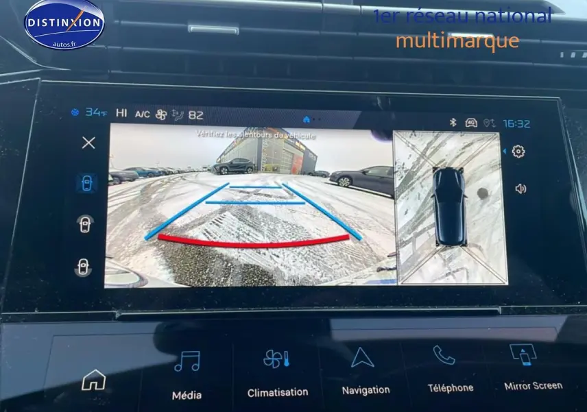 Écran tactile de la caméra de recul et vue 360° du tableau de bord du Peugeot 308 gris sélénite.