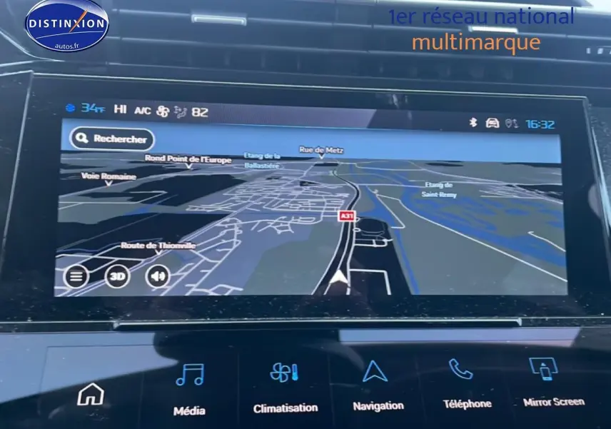Écran tactile central de navigation affichant une carte, intérieur moderne d'une Peugeot 308 gris sélénite.
