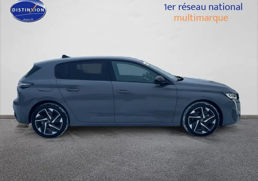 Profil côté gauche de la Peugeot 308 2025 gris sélénite avec jantes alliage et vitres arrière surteintées.