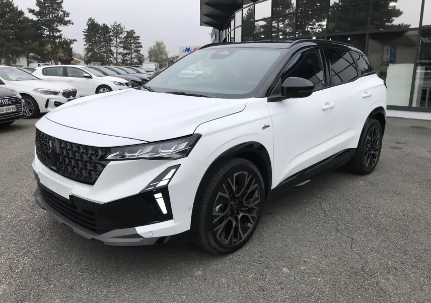 Renault Austral blanc bi-ton vue 3/4 avant droit, calandre noire et jantes alliage 20 pouces noires.