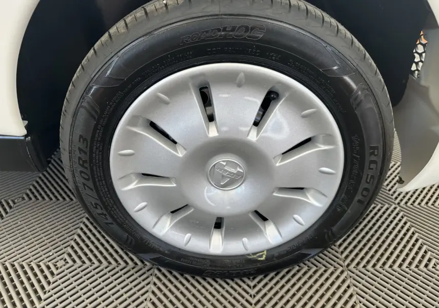 Gros plan sur la roue avant gauche blanche d'une Aixam Ambition E City Pack 2026 avec jante argentée et pneu Roadhog.