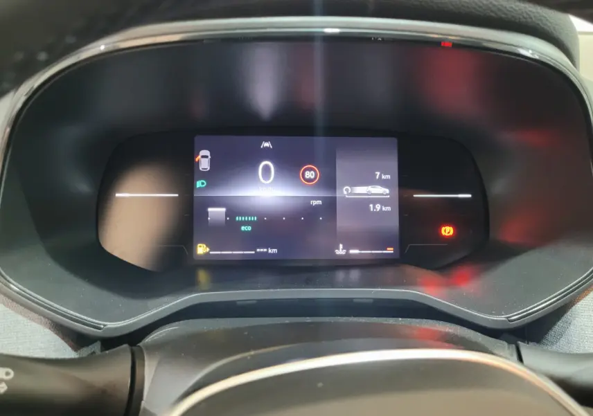 Vue rapprochée du combiné d'instruments numérique de la Renault Clio gris foncé, affichant la vitesse et indicateurs.