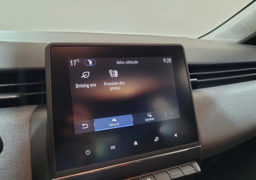 Écran tactile central de la Renault Clio gris foncé, affichant les infos véhicule sur la pression des pneus.