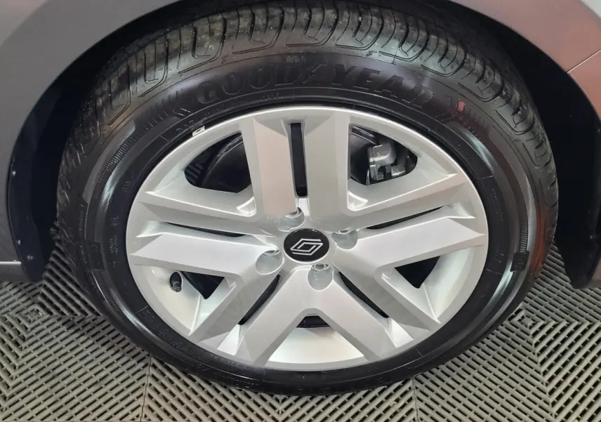 Gros plan sur la roue avant droite de la Renault Clio gris foncé, jante alliage moderne avec pneu Goodyear.