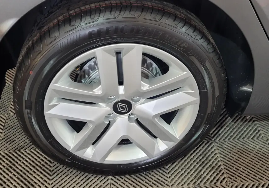 Gros plan sur la roue avant droite avec jante argentée et pneu Efficient Grip sur Renault Clio gris foncé 2025.