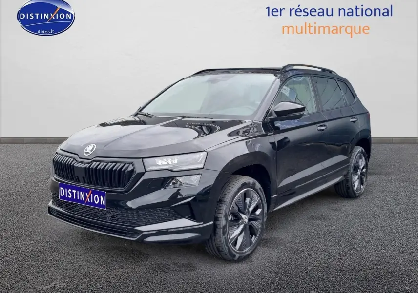 Vue 3/4 avant d'un SUV SKODA KAROQ noir 2025 avec jantes alliage et calandre noire sportive.