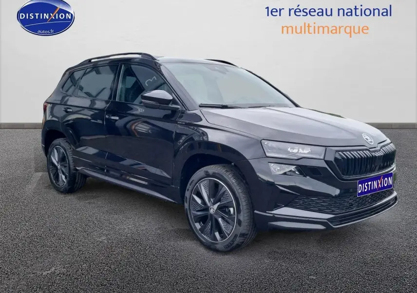 SUV Skoda Karoq noir vu en 3/4 avant droit avec jantes alliage et calandre noire distinctive.