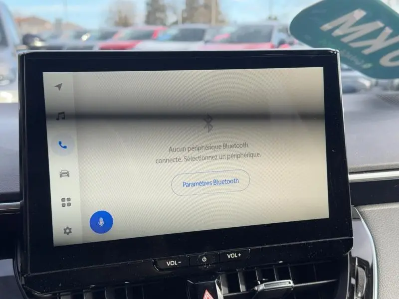 Écran tactile central de la Toyota Corolla noire 2025, vue rapprochée du système multimédia avec interface Bluetooth inactive.
