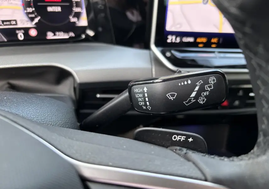 Gros plan sur la commande des essuie-glaces dans l’habitacle d’une Volkswagen Golf blanche 2024, version Edition 50.