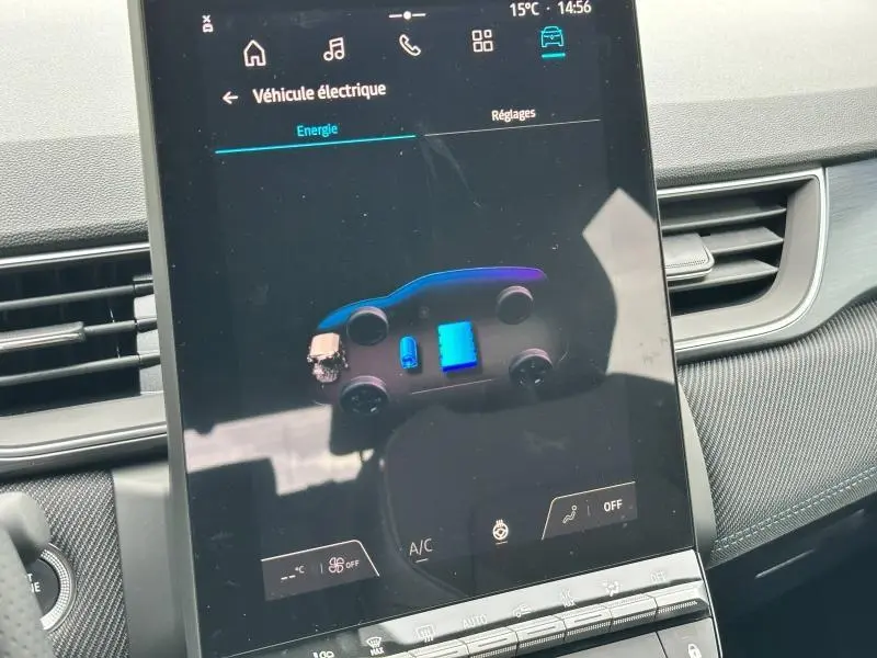 Écran tactile intérieur du Renault Captur 2025 montrant l'état énergétique du véhicule hybride, avec détails en bleu.