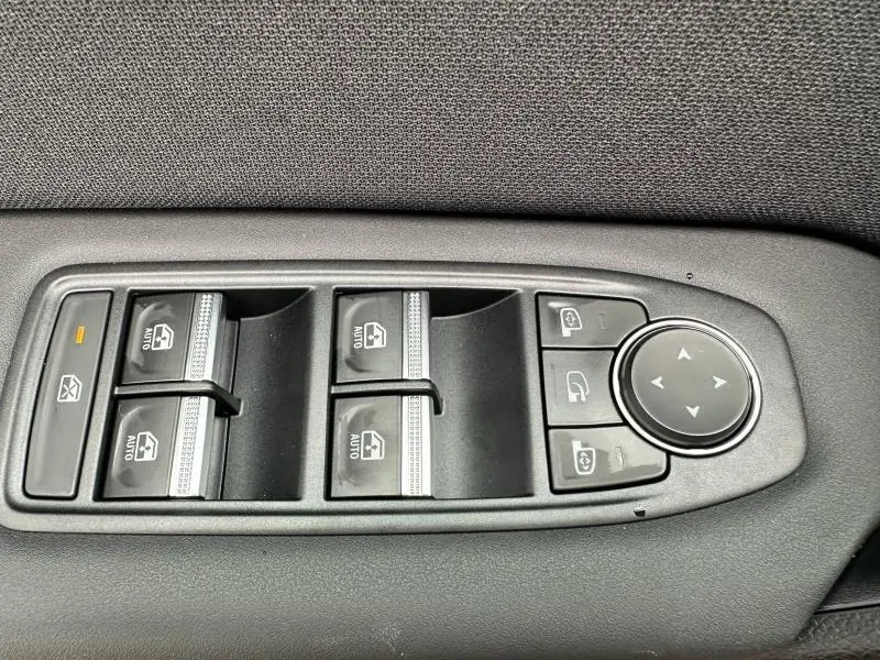 Commande des vitres électriques et réglage des rétroviseurs sur la porte intérieure d'une Renault Captur 2025.