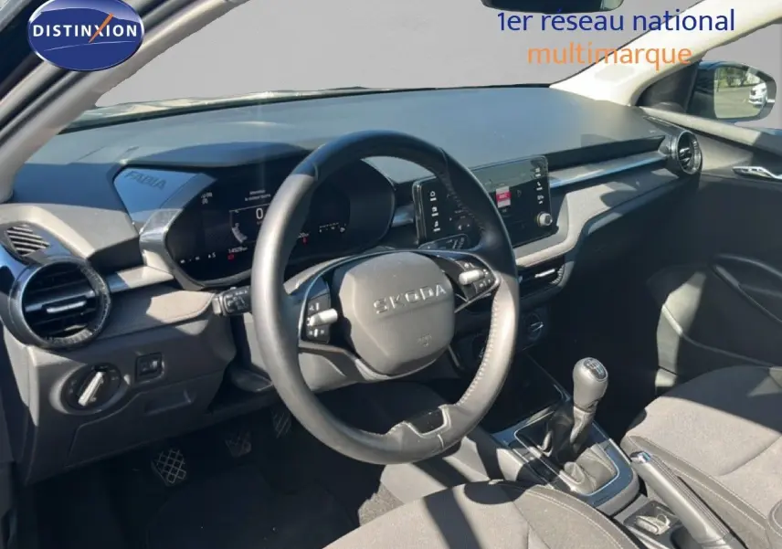 Vue intérieure côté conducteur de la Skoda Fabia 2025 noire, volant multifonction et boîte manuelle visibles.