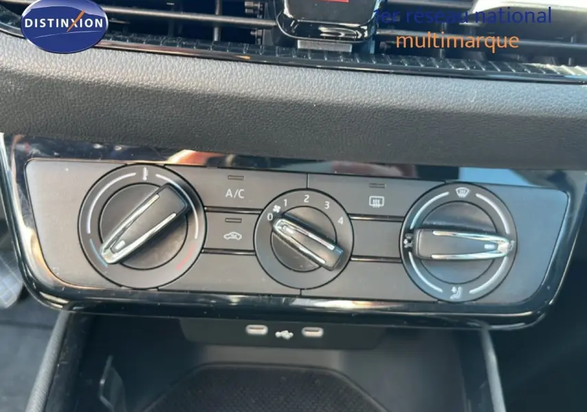 Gros plan sur les commandes de climatisation de la Skoda Fabia 2025 en noir, avec réglages manuels et boutons A/C visibles.