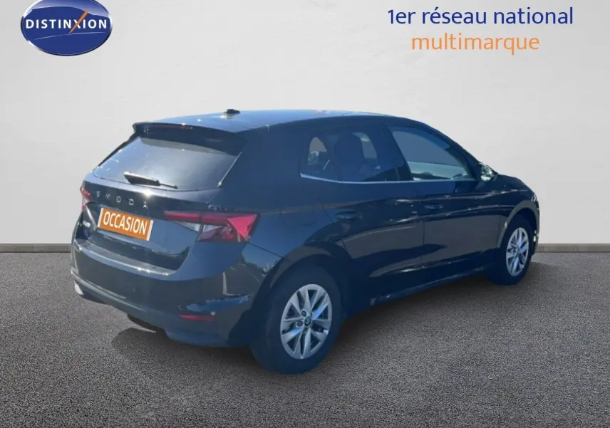 Vue 3/4 arrière droite d'une Skoda Fabia noire métallique avec jantes alliage et feux arrière LED visibles.
