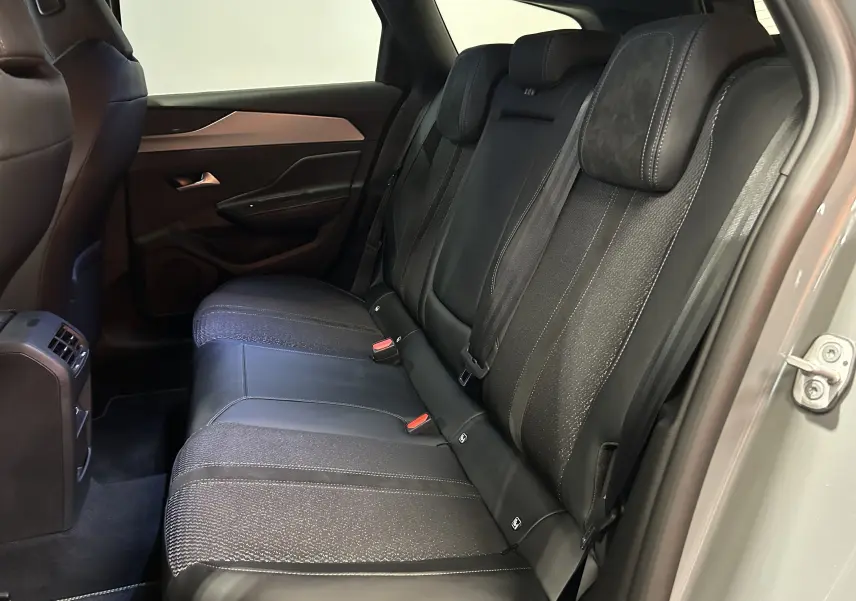 Vue côté droit de la banquette arrière en cuir noir et tissu sur Peugeot 308 SW III GT Gris Sellenium 2024.