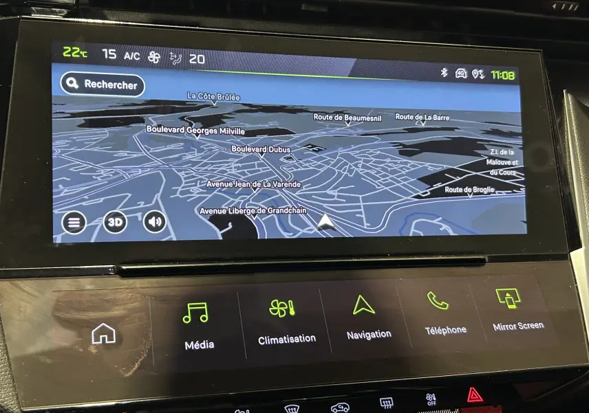 Écran tactile du système GPS de la Peugeot 308 SW 2024 affichant une carte en mode 3D avec commandes multimédia en bas.
