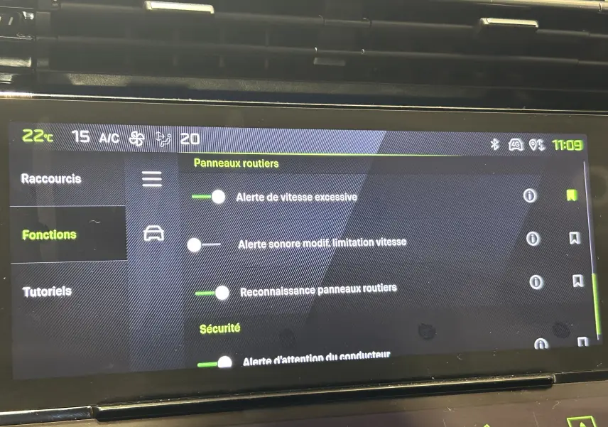 Écran tactile du système multimédia de la Peugeot 308 SW III GT BlueHDi 130, affichant les options de sécurité et reconnaissance des panneaux.