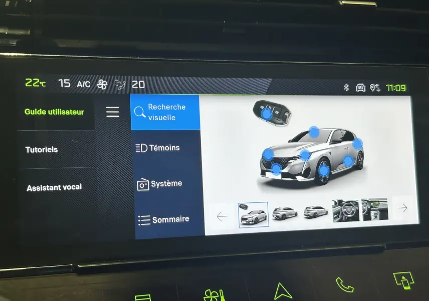 Écran tactile intérieur montrant l'interface d'aide visuelle de la Peugeot 308 SW gris Sellenium, vue de face.