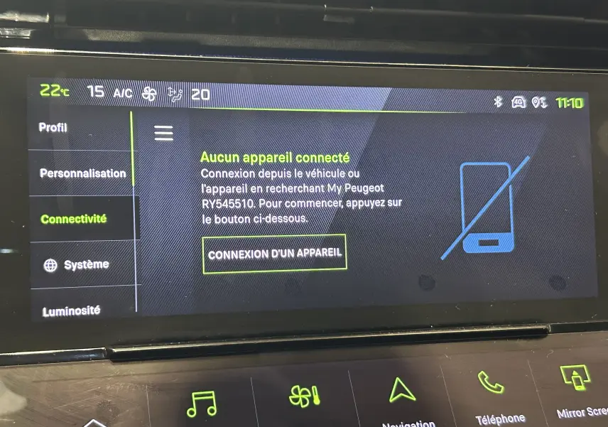 Écran tactile intérieur du Peugeot 308 SW III GT BlueHDi 130 affichant le menu connectivité et la connexion d'appareil