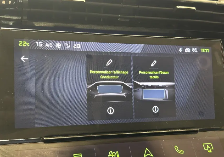 Écran tactile central de la Peugeot 308 SW gris Sellenium affichant les options de personnalisation du conducteur et de l'écran.