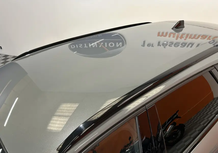 Toit panoramique et antenne requin sur Peugeot 308 SW III GT BlueHDi 130 gris Sellenium vue en plongée côté gauche
