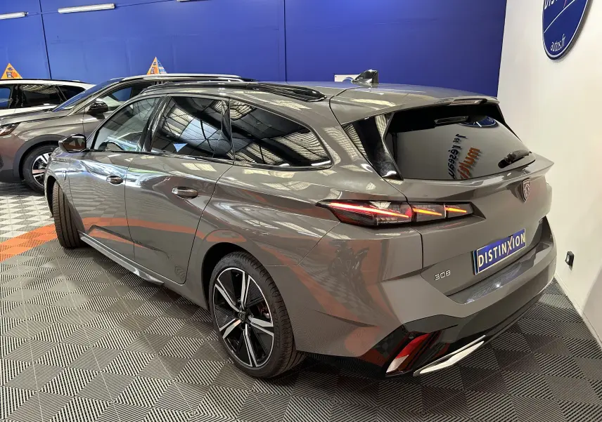 Peugeot 308 SW gris Sellenium vue 3/4 arrière droit, avec feux LED et jantes alliage noires.